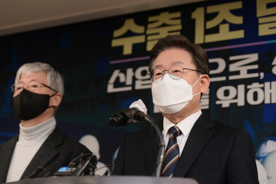 이재명 민주당 대선후보가 12일 서울 서초구 한국산업기술진흥협회에서 산업 분야 정책 공약 발표를 하고 있다. 국회사진기자단=연합뉴스